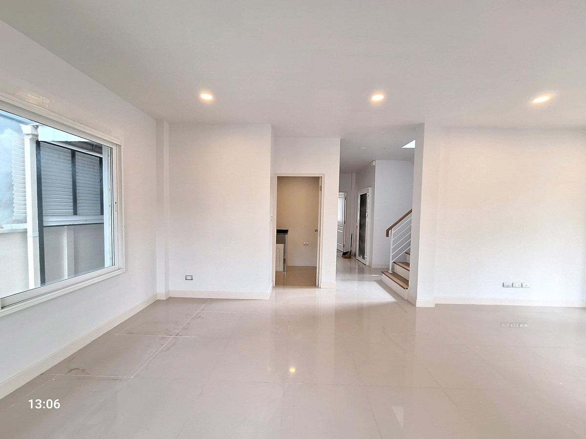 ขายบ้านนวมินทร์ รามอินทรา : ขายถูก บ้านเดี่ยววัชรพล 63.8 ตร.ว.  หลังมุม เดอะเซนโทร วัชรพล ติดถนนสุขาภิบาล 5 