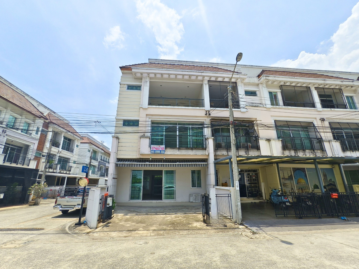 For SaleTownhomePattanakan, Srinakarin : Townhome for sale, width 7 meters, corner house, large type, Baan Klang Muang. Urbanion Rama 9-Wongwaen Urbanion Rama 9-Wongwaen, original condition, 240 sq m, east side, 3 bedrooms, 3 bathrooms, Penthouse bedroom.