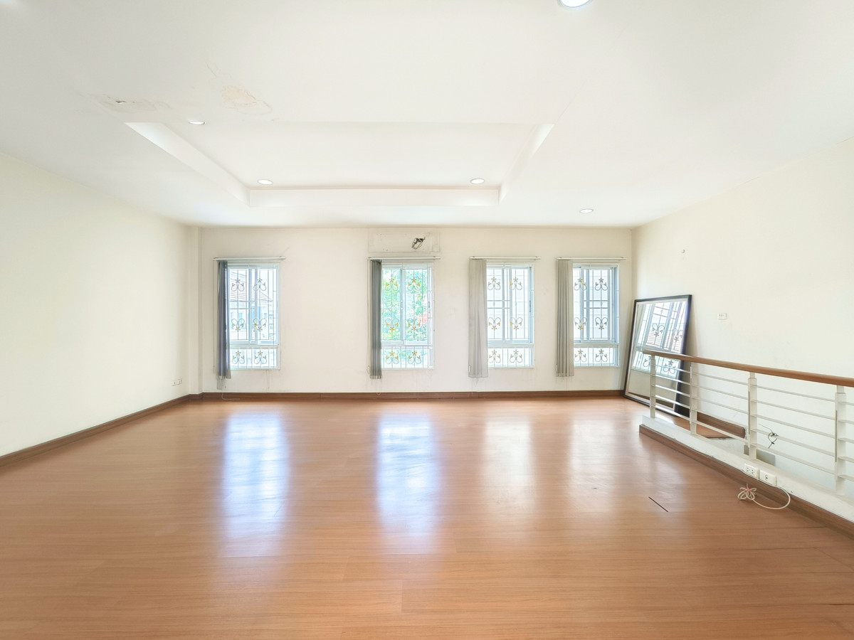 For SaleTownhomePattanakan, Srinakarin : Townhome for sale, width 7 meters, corner house, large type, Baan Klang Muang. Urbanion Rama 9-Wongwaen Urbanion Rama 9-Wongwaen, original condition, 240 sq m, east side, 3 bedrooms, 3 bathrooms, Penthouse bedroom.