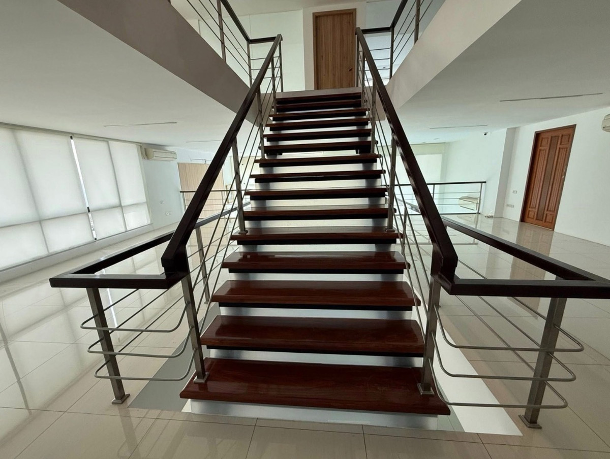 For RentOfficeRama3 (Riverside),Satupadit : Office for rent, Rama 3, with parking for 10 cars.