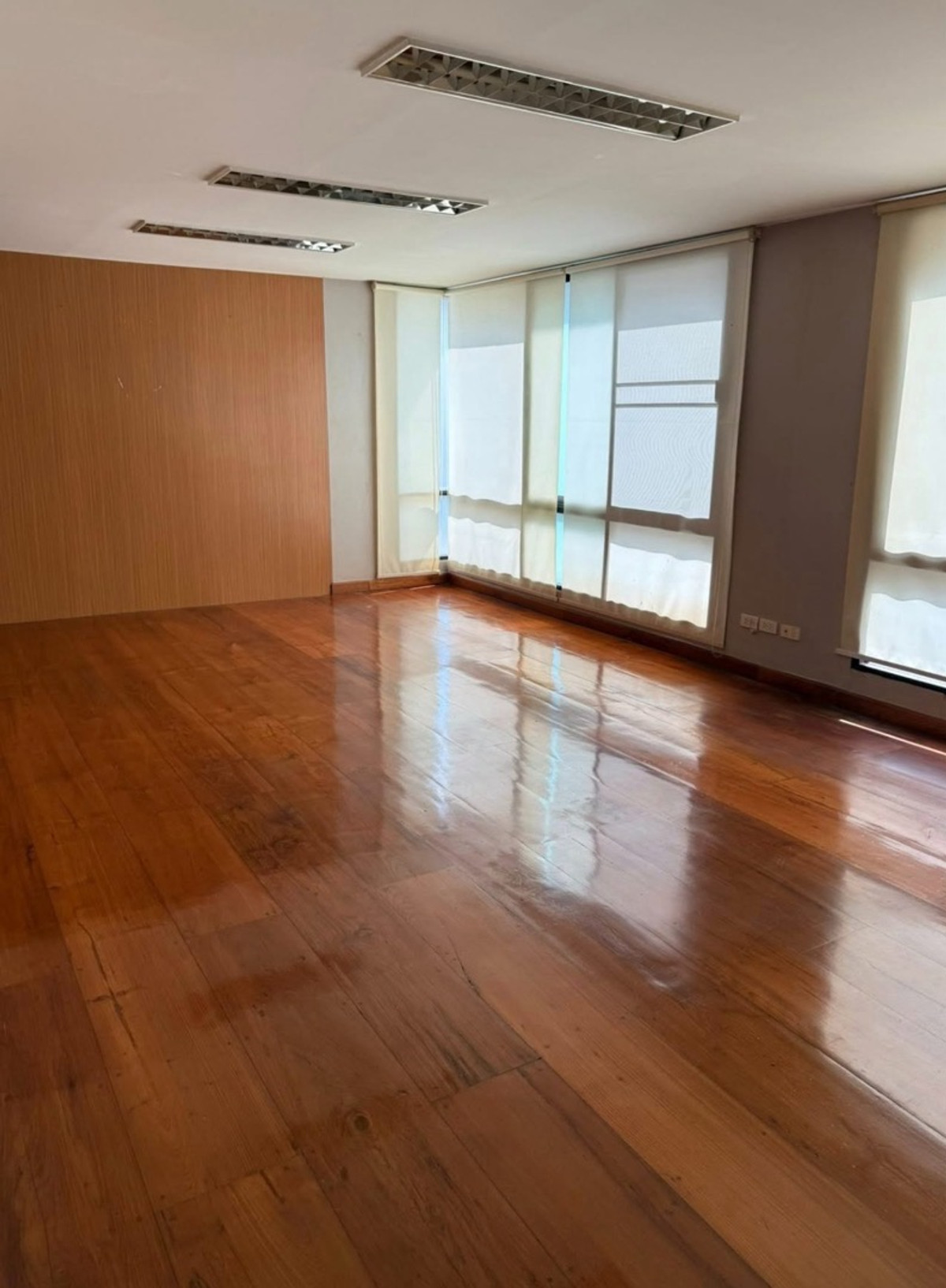 For RentOfficeRama3 (Riverside),Satupadit : Office for rent, Rama 3, with parking for 10 cars.