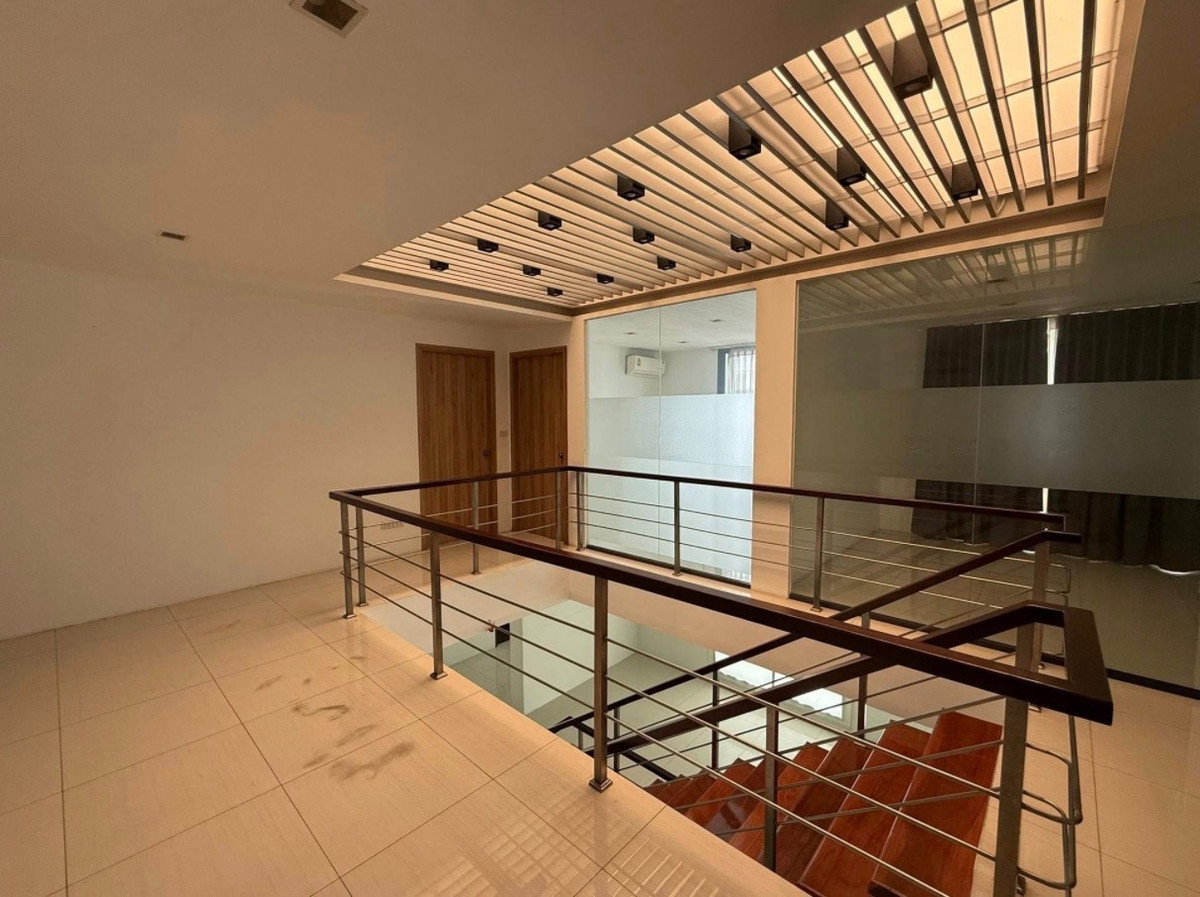 For RentOfficeRama3 (Riverside),Satupadit : Office for rent, Rama 3, with parking for 10 cars.