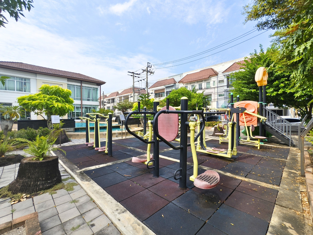 For SaleTownhomePattanakan, Srinakarin : Townhome for sale, width 7 meters, corner house, large type, Baan Klang Muang. Urbanion Rama 9-Wongwaen Urbanion Rama 9-Wongwaen, original condition, 240 sq m, east side, 3 bedrooms, 3 bathrooms, Penthouse bedroom.