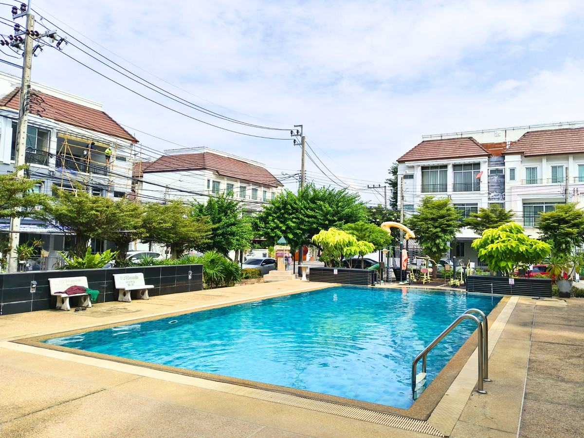 For SaleTownhomePattanakan, Srinakarin : Townhome for sale, width 7 meters, corner house, large type, Baan Klang Muang. Urbanion Rama 9-Wongwaen Urbanion Rama 9-Wongwaen, original condition, 240 sq m, east side, 3 bedrooms, 3 bathrooms, Penthouse bedroom.