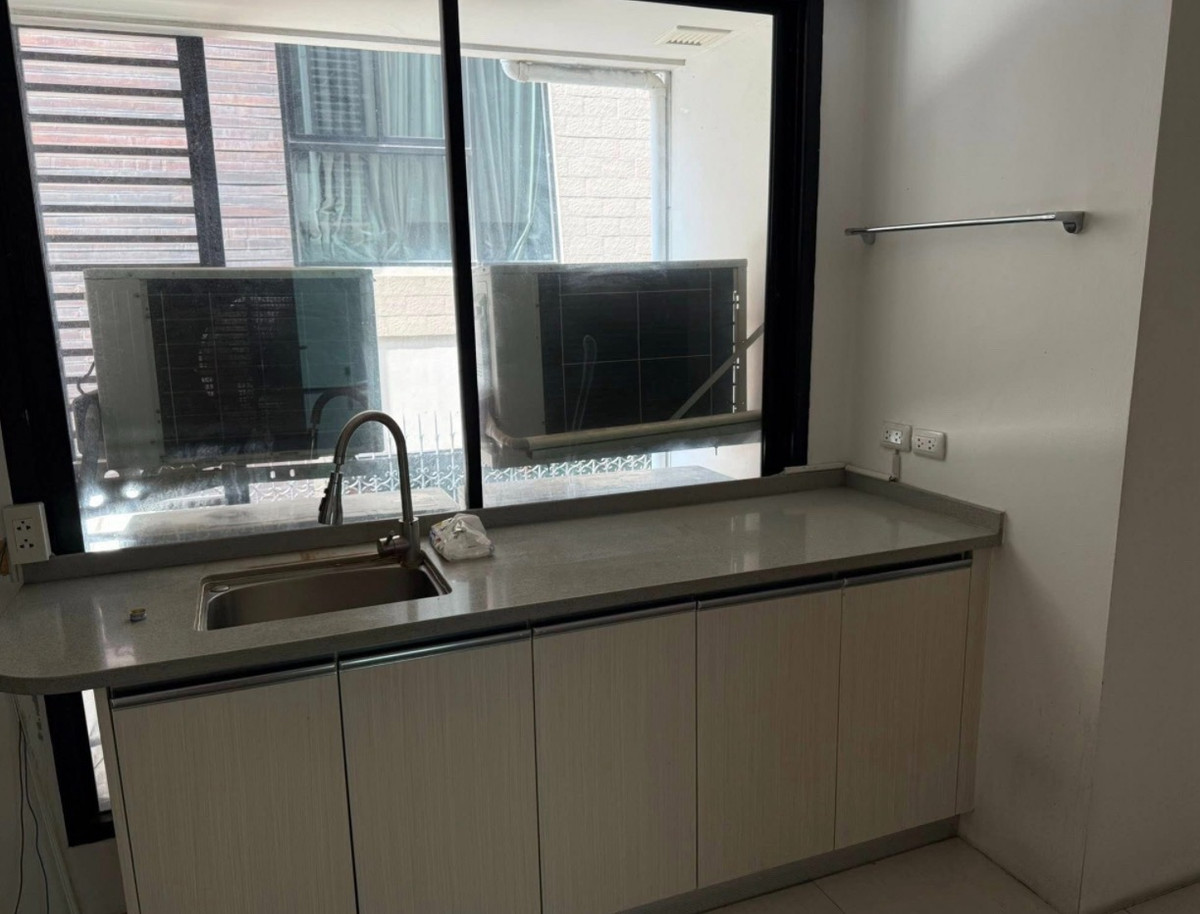 For RentOfficeRama3 (Riverside),Satupadit : Office for rent, Rama 3, with parking for 10 cars.