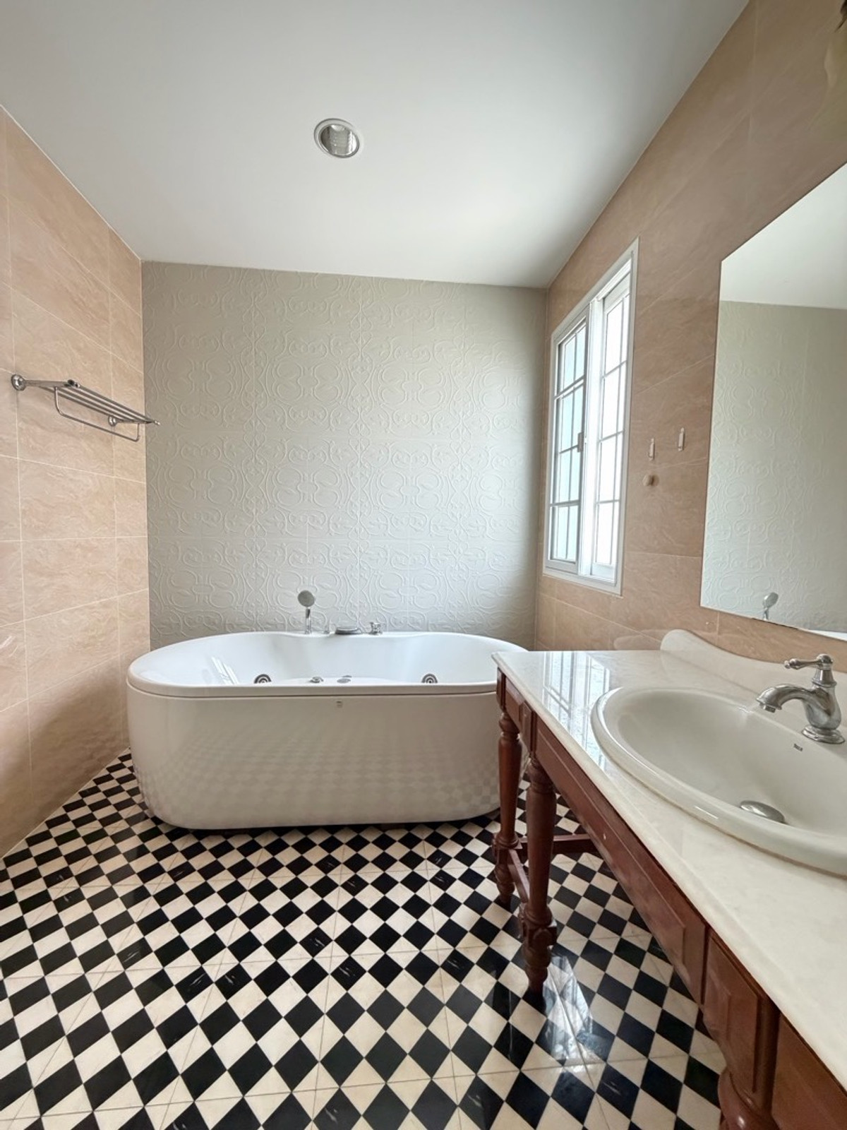 ให้เช่าบ้านบางนา แบริ่ง ลาซาล : Fantasia Villa4 Bangna บ้านใหญ่ ฟังก์ชันครบ เหมาะสำหรับอยู่เองหรือทำโฮมออฟฟิศ ทำเลดีมาก ใกล้ทางด่วน / Mega Bangna / โรงเรียนนานาชาติ