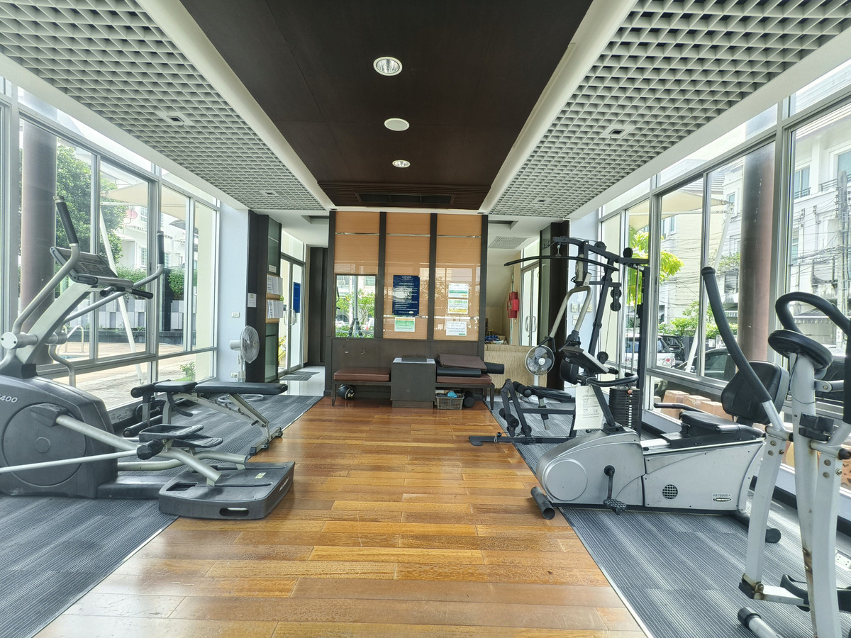 For SaleTownhomePattanakan, Srinakarin : Townhome for sale, width 7 meters, corner house, large type, Baan Klang Muang. Urbanion Rama 9-Wongwaen Urbanion Rama 9-Wongwaen, original condition, 240 sq m, east side, 3 bedrooms, 3 bathrooms, Penthouse bedroom.