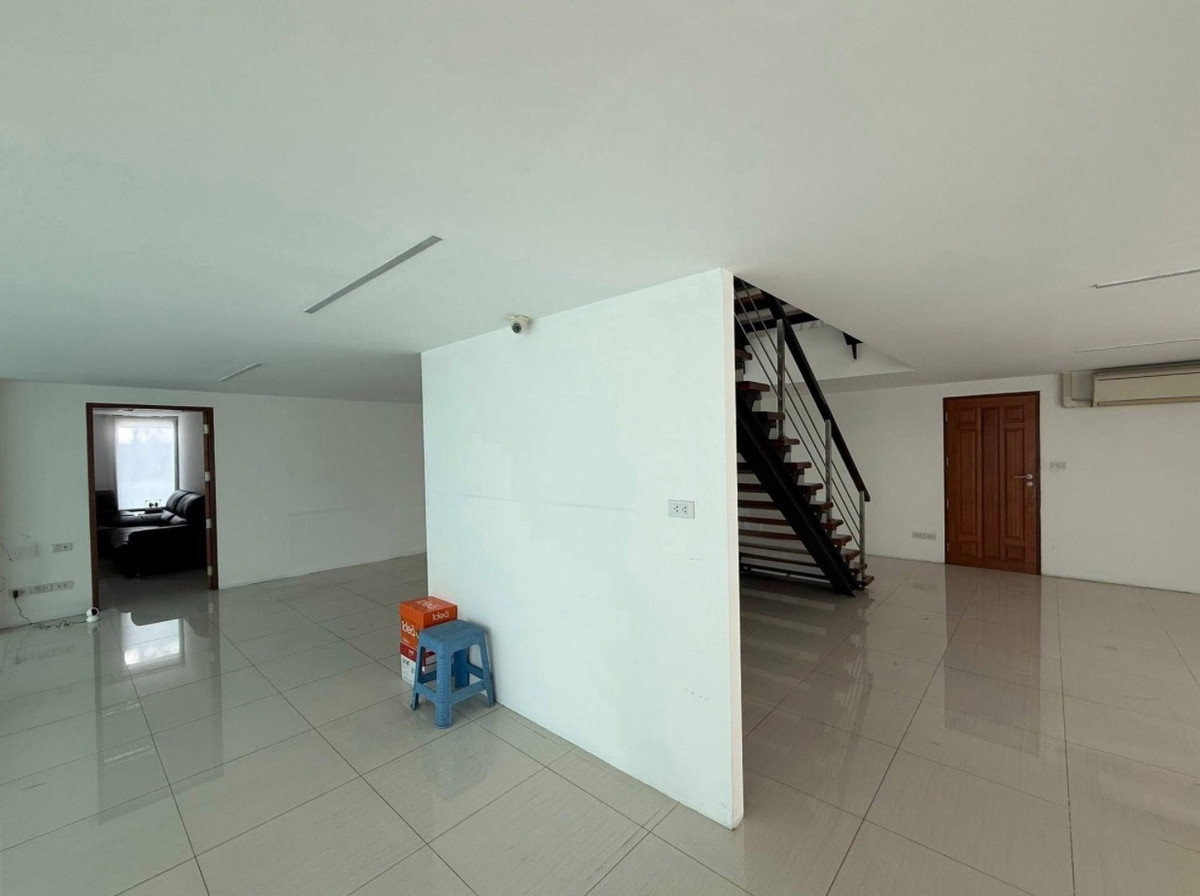 For RentOfficeRama3 (Riverside),Satupadit : Office for rent, Rama 3, with parking for 10 cars.