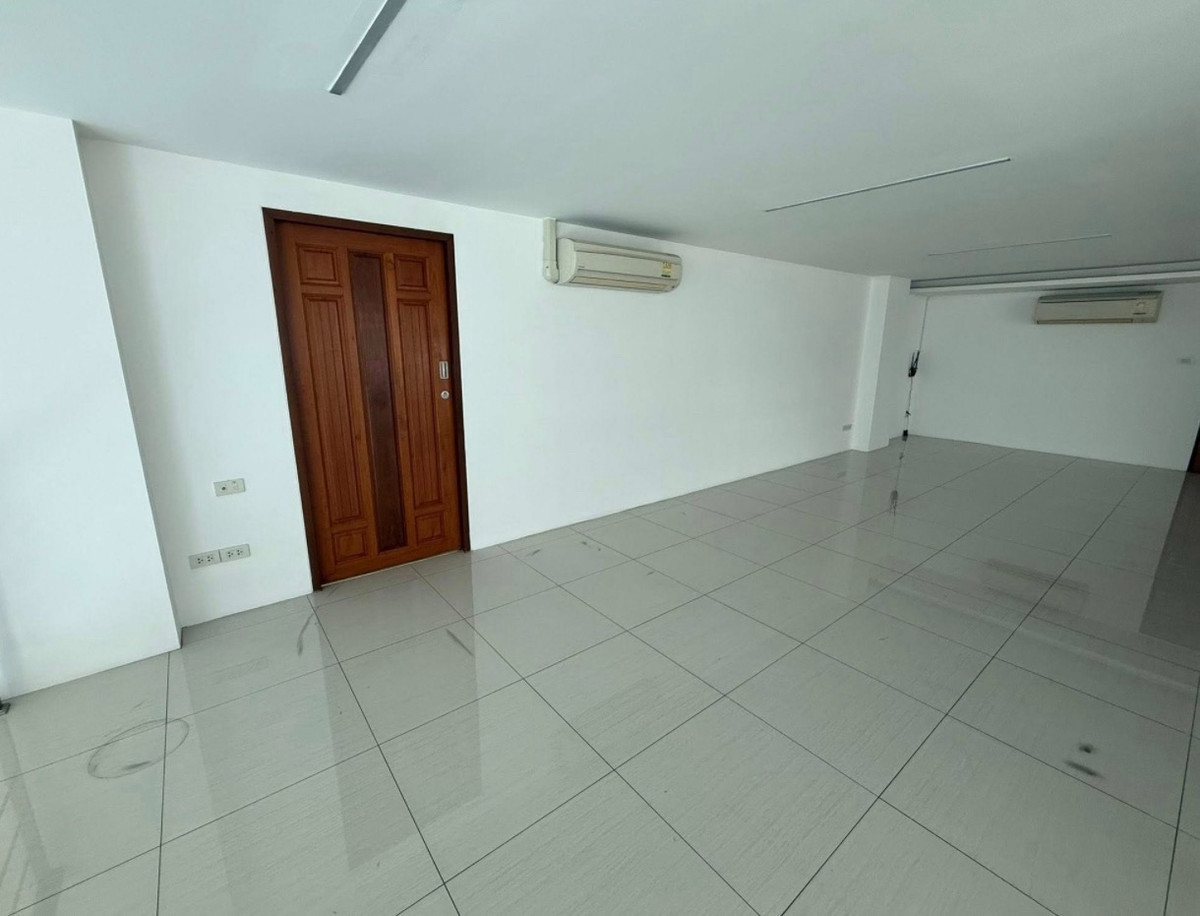 For RentOfficeRama3 (Riverside),Satupadit : Office for rent, Rama 3, with parking for 10 cars.