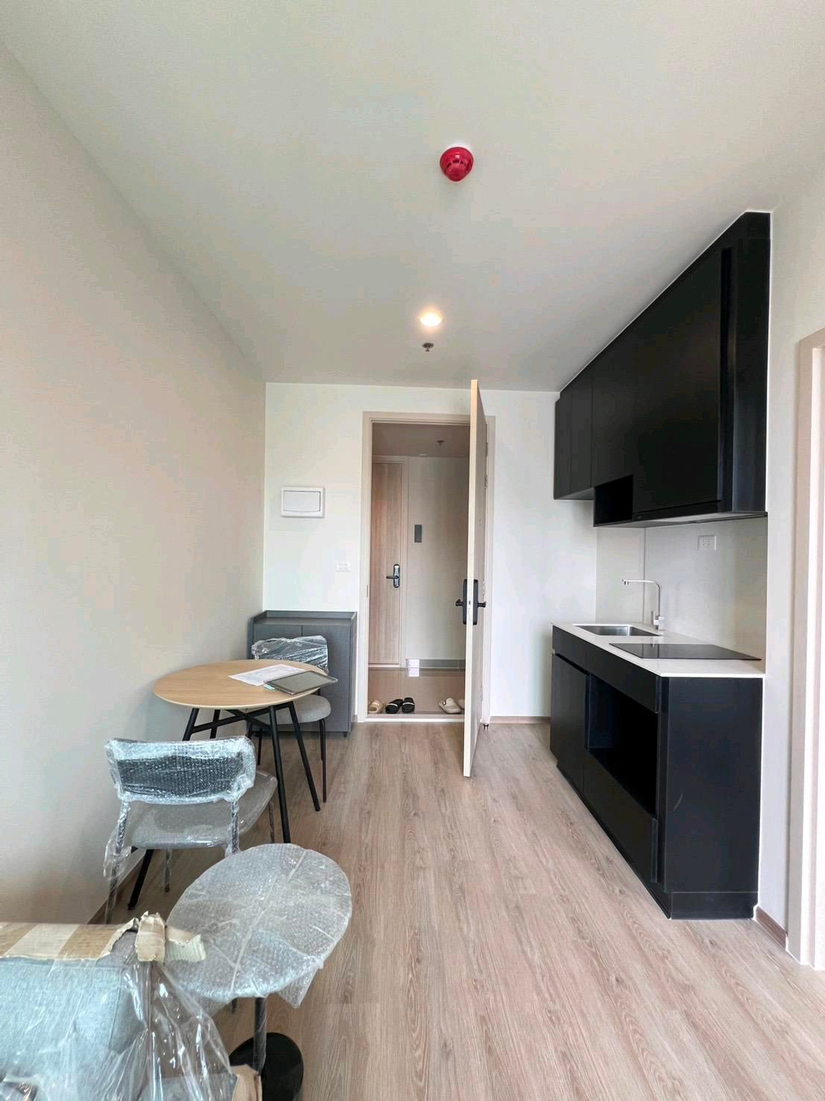 ขายดาวน์คอนโดพระราม 9 เพชรบุรีตัดใหม่ RCA : ขาดทุนกว่าแสน ขายดาวน์โนเบิล นิว ดิสทริค R9 ชั้น24 พระราม9 ติดรถไฟฟ้าและห้างCentral