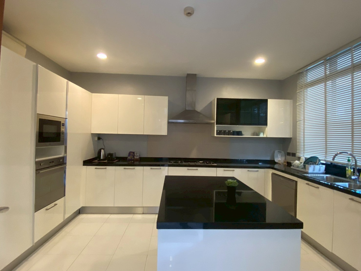 For RentHouseSukhumvit, Asoke, Thonglor : ✨For rent: Beautiful house in Phrom Phong area, 4 bedrooms, 450 sq.m., fully furnished, with private swimming pool and private garden. Conveniently located near BTS Phrom Phong. Ready to move in