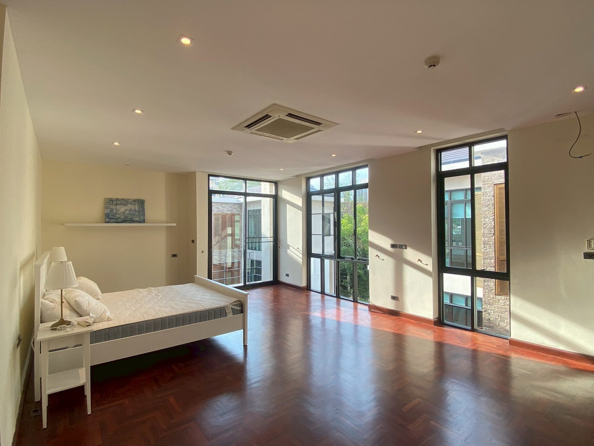 For RentHouseSukhumvit, Asoke, Thonglor : ✨For rent: Beautiful house in Phrom Phong area, 4 bedrooms, 450 sq.m., fully furnished, with private swimming pool and private garden. Conveniently located near BTS Phrom Phong. Ready to move in