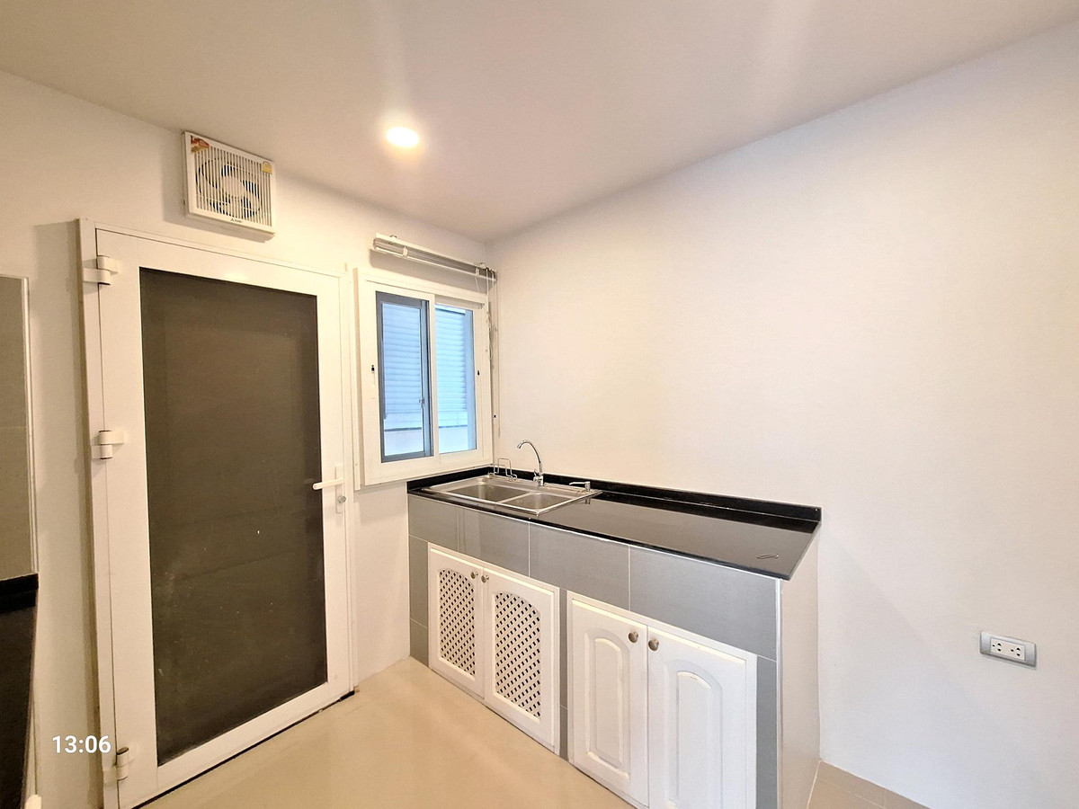 ขายบ้านนวมินทร์ รามอินทรา : ขายถูก บ้านเดี่ยววัชรพล 63.8 ตร.ว.  หลังมุม เดอะเซนโทร วัชรพล ติดถนนสุขาภิบาล 5 