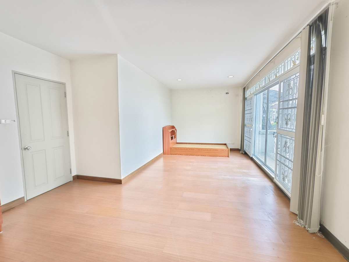 For SaleTownhomePattanakan, Srinakarin : Townhome for sale, width 7 meters, corner house, large type, Baan Klang Muang. Urbanion Rama 9-Wongwaen Urbanion Rama 9-Wongwaen, original condition, 240 sq m, east side, 3 bedrooms, 3 bathrooms, Penthouse bedroom.