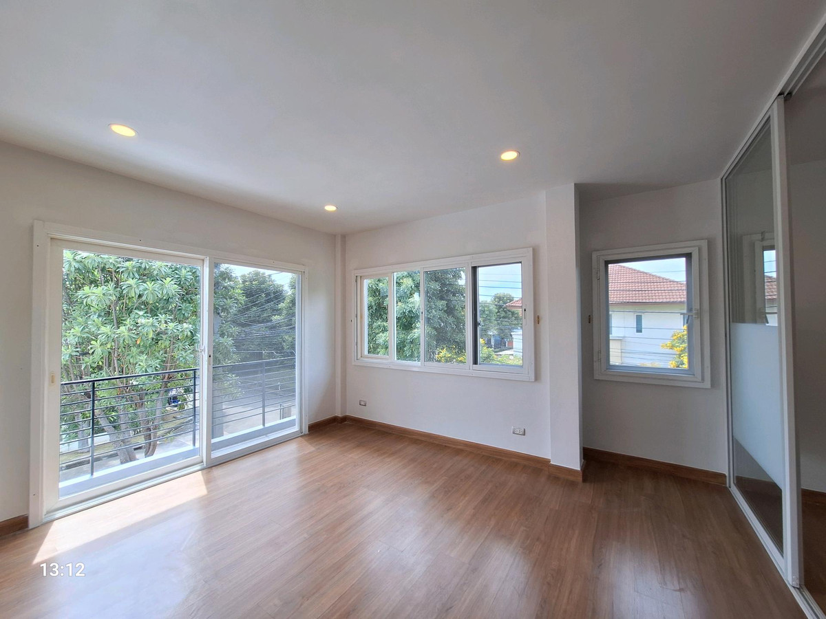 ขายบ้านนวมินทร์ รามอินทรา : ขายถูก บ้านเดี่ยววัชรพล 63.8 ตร.ว.  หลังมุม เดอะเซนโทร วัชรพล ติดถนนสุขาภิบาล 5 