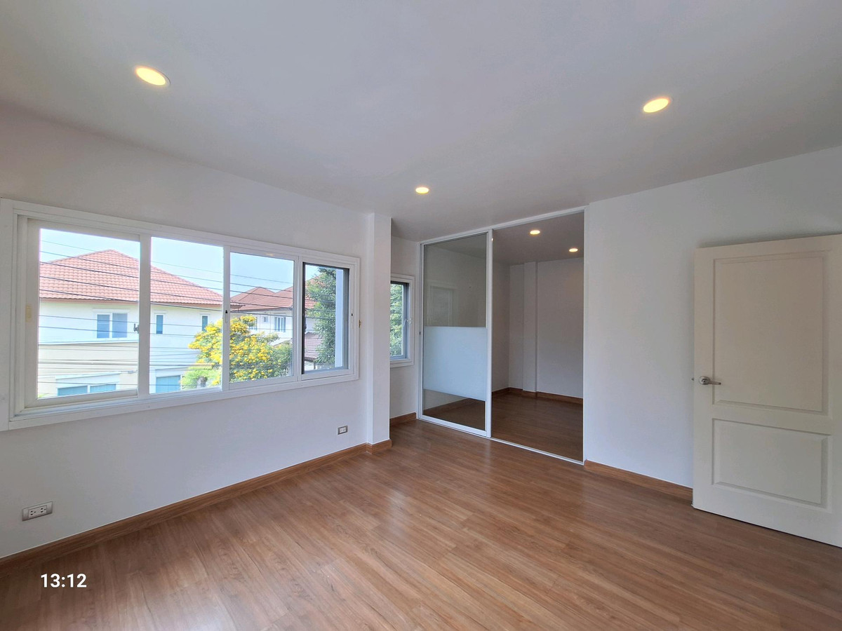 ขายบ้านนวมินทร์ รามอินทรา : ขายถูก บ้านเดี่ยววัชรพล 63.8 ตร.ว.  หลังมุม เดอะเซนโทร วัชรพล ติดถนนสุขาภิบาล 5 