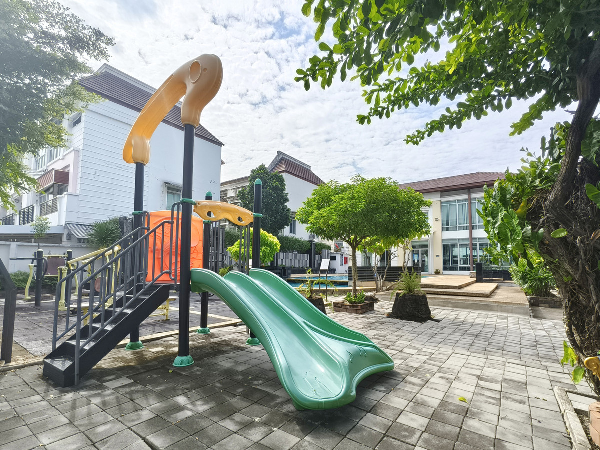 For SaleTownhomePattanakan, Srinakarin : Townhome for sale, width 7 meters, corner house, large type, Baan Klang Muang. Urbanion Rama 9-Wongwaen Urbanion Rama 9-Wongwaen, original condition, 240 sq m, east side, 3 bedrooms, 3 bathrooms, Penthouse bedroom.