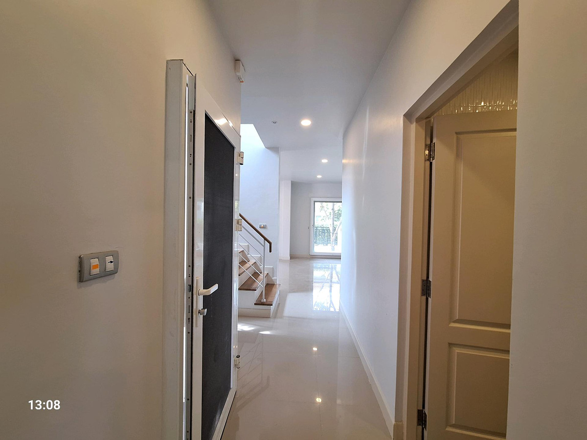 ขายบ้านนวมินทร์ รามอินทรา : ขายถูก บ้านเดี่ยววัชรพล 63.8 ตร.ว.  หลังมุม เดอะเซนโทร วัชรพล ติดถนนสุขาภิบาล 5 