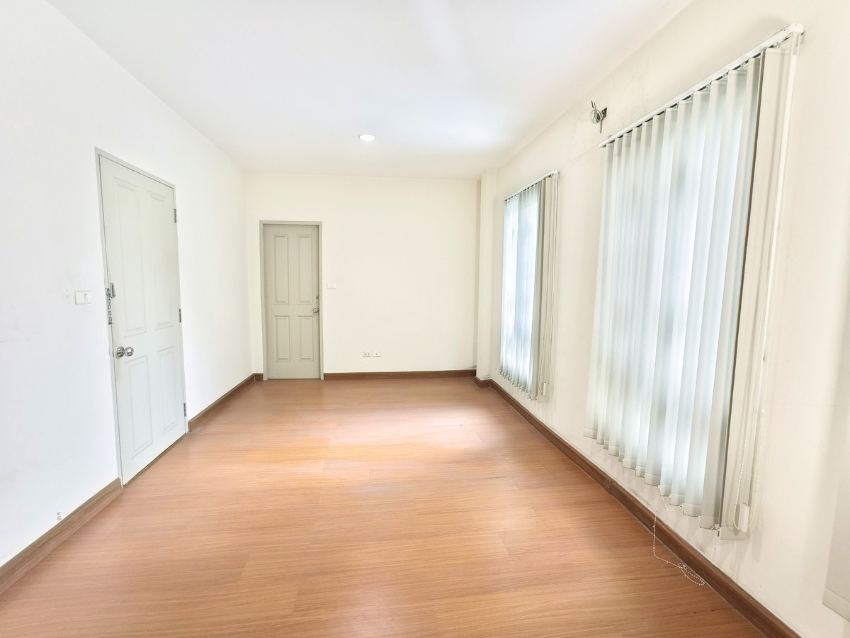 For SaleTownhomePattanakan, Srinakarin : Townhome for sale, width 7 meters, corner house, large type, Baan Klang Muang. Urbanion Rama 9-Wongwaen Urbanion Rama 9-Wongwaen, original condition, 240 sq m, east side, 3 bedrooms, 3 bathrooms, Penthouse bedroom.