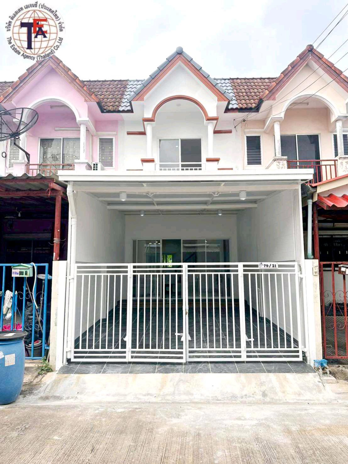 For SaleTownhomeMin Buri, Romklao : 2-story townhouse for sale, Rinthicha Village, Romklao 6, Ramkhamhaeng, Minburi, Kanchanaphisek Expressway. Suvarnabhumi Airport, Kasem Bundit University, Sarasas School, Wat Bamrungruen, Rattanakosin School Setthabutbamphen School, Sirikit Park, Minburi 