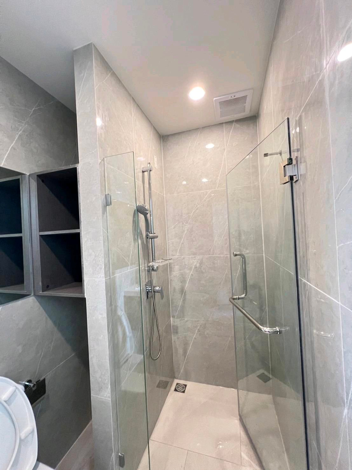 ขายดาวน์คอนโดพระราม 9 เพชรบุรีตัดใหม่ RCA : ขาดทุนกว่าแสน ขายดาวน์โนเบิล นิว ดิสทริค R9 ชั้น24 พระราม9 ติดรถไฟฟ้าและห้างCentral