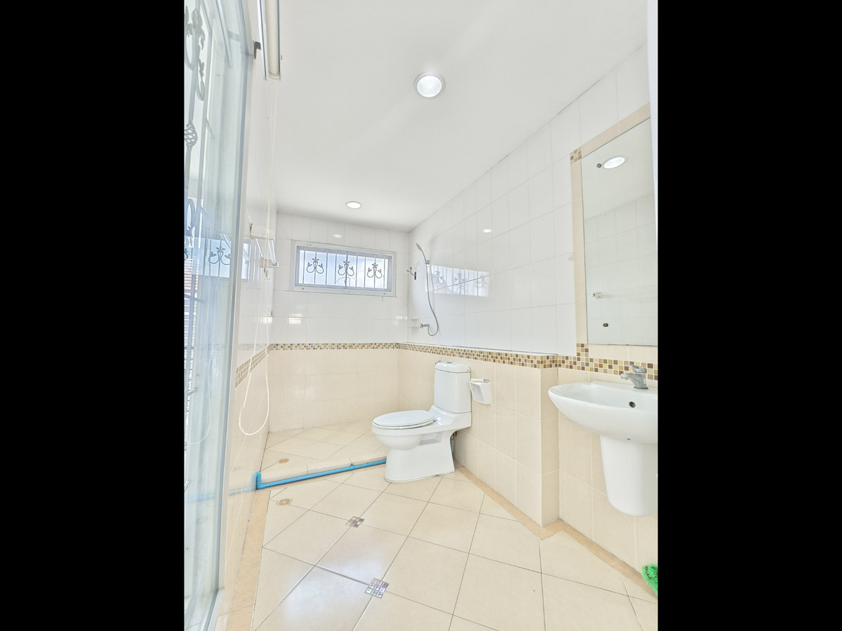 For SaleTownhomePattanakan, Srinakarin : Townhome for sale, width 7 meters, corner house, large type, Baan Klang Muang. Urbanion Rama 9-Wongwaen Urbanion Rama 9-Wongwaen, original condition, 240 sq m, east side, 3 bedrooms, 3 bathrooms, Penthouse bedroom.