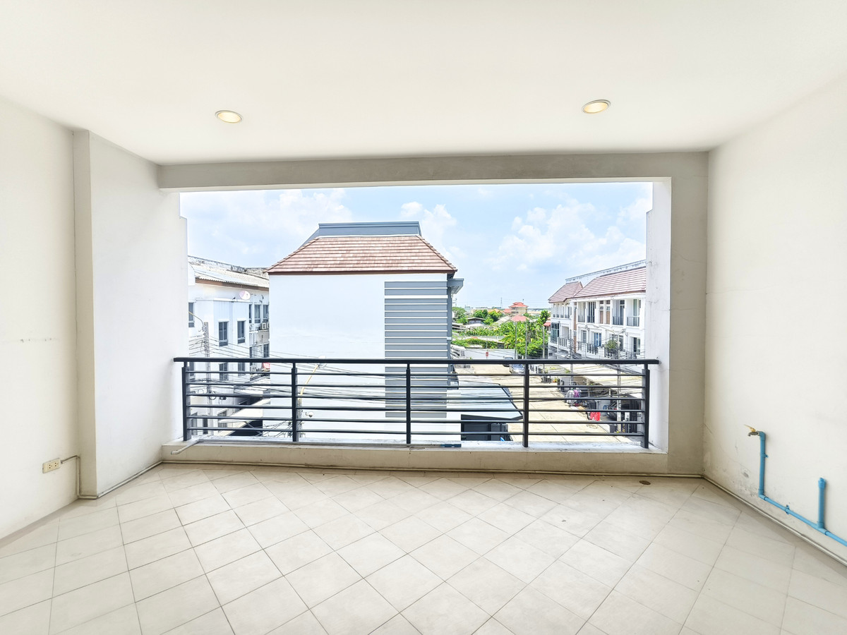 For SaleTownhomePattanakan, Srinakarin : Townhome for sale, width 7 meters, corner house, large type, Baan Klang Muang. Urbanion Rama 9-Wongwaen Urbanion Rama 9-Wongwaen, original condition, 240 sq m, east side, 3 bedrooms, 3 bathrooms, Penthouse bedroom.
