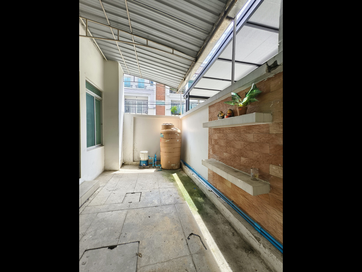 For SaleTownhomePattanakan, Srinakarin : Townhome for sale, width 7 meters, corner house, large type, Baan Klang Muang. Urbanion Rama 9-Wongwaen Urbanion Rama 9-Wongwaen, original condition, 240 sq m, east side, 3 bedrooms, 3 bathrooms, Penthouse bedroom.