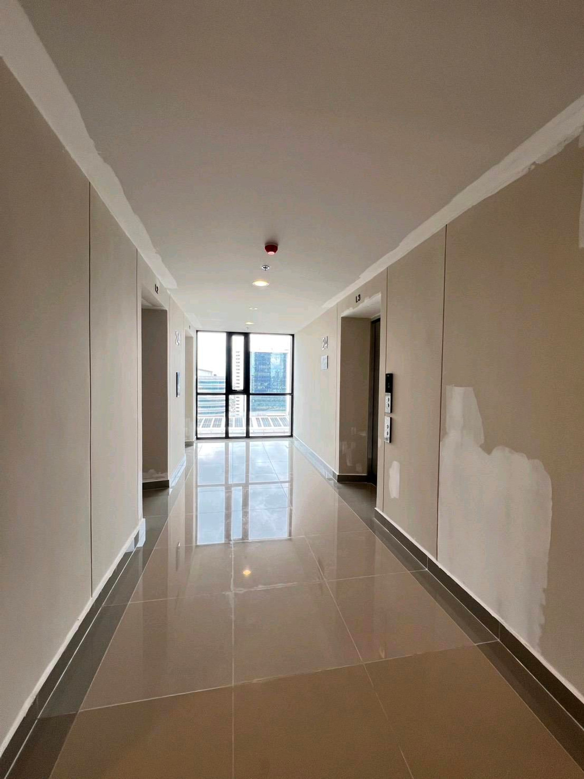 ขายดาวน์คอนโดพระราม 9 เพชรบุรีตัดใหม่ RCA : ขาดทุนกว่าแสน ขายดาวน์โนเบิล นิว ดิสทริค R9 ชั้น24 พระราม9 ติดรถไฟฟ้าและห้างCentral