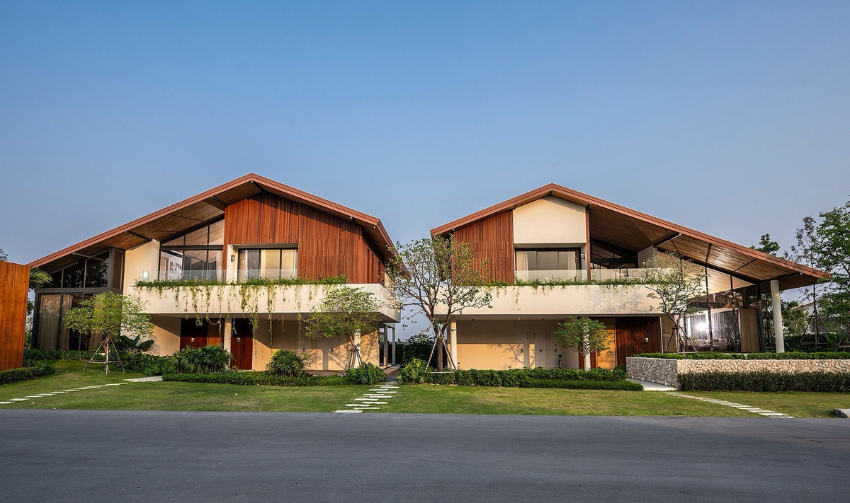 For SaleHousePattaya, Bangsaen, Chonburi : Wisdom First Residence Chonburi, luxury house designed by A49, next to Rugby School Thailand.