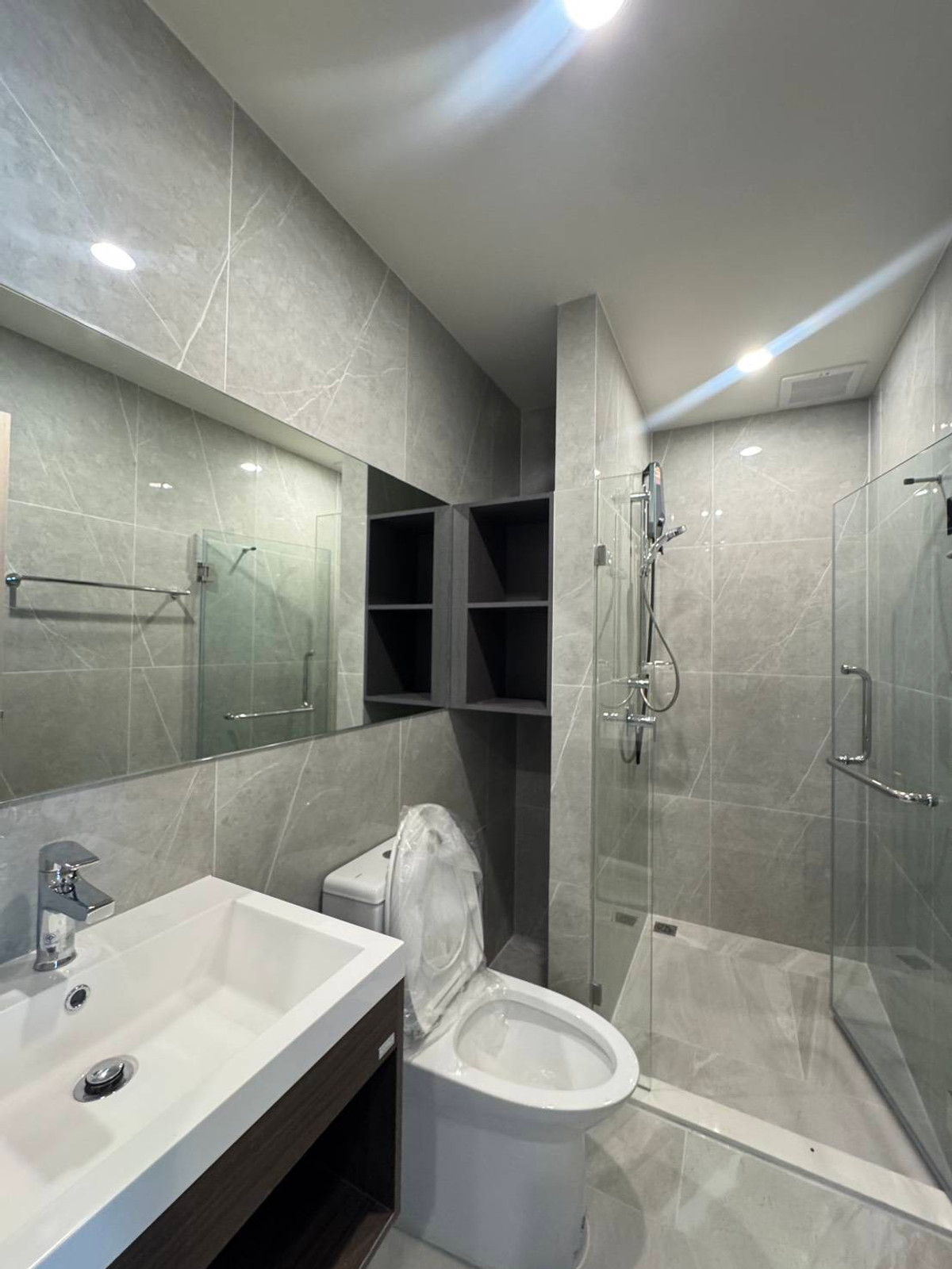 ให้เช่าคอนโดพระราม 9 เพชรบุรีตัดใหม่ RCA : Nue Distric R9 คอนโดติด mrt rama9 ทำเลดีมาก ใกล้ mrt,central ว่างพร้อมให้เช่า 2 ห้องนอน