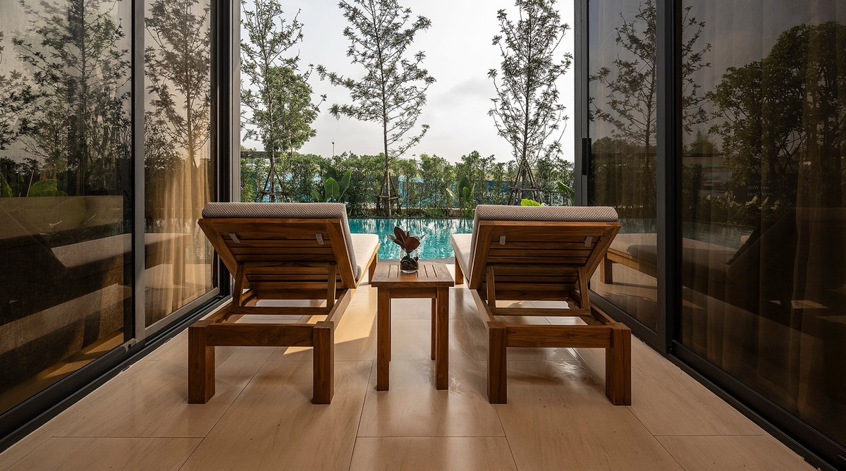 For SaleHousePattaya, Bangsaen, Chonburi : Wisdom First Residence Chonburi, luxury single-detached house. Pool villa style in the middle of Wisdom Valley, 1,400 rai with a large common area.