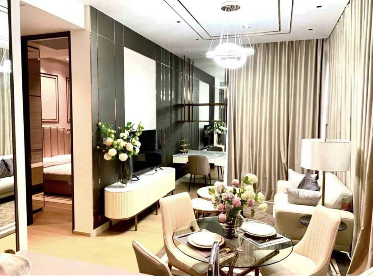 For RentCondoWitthayu, Chidlom, Langsuan, Ploenchit : 28 Chidlom【𝐑𝐄𝐍𝐓】🔥Luxury room in cream-brown tones. Furniture emphasizes simple, elegant lines. Specially designed lamps add a luxurious feel.🔥 Contact Line ID: @hacondo