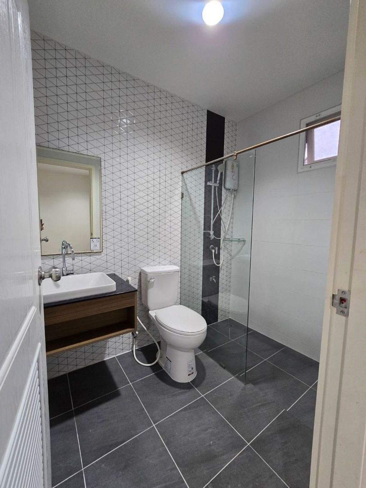 For SaleHousePathum Thani,Rangsit, Thammasat : 2-story detached house for sale, 4 bedrooms, 5 bathrooms, Suetrong Cozy Project, The Oxy, Rangsit Khlong 6, parking for 4 cars, area 80 square meters.