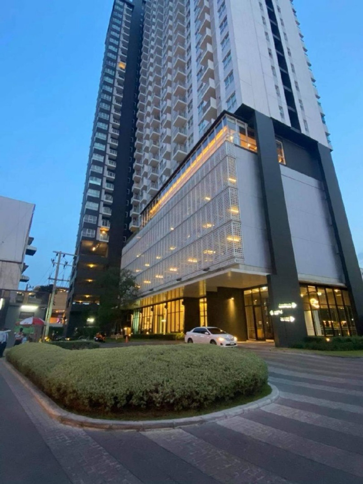 For SaleCondoBang Sue, Wong Sawang, Tao Pun : 🏙️✨ Condo for sale The Parkland Ratchada – Wongsawang ✨🏙️ 
 Prime location next to MRT Wong Sawang 🚆 Ready to move in immediately 
 
 📍 16th floor | Size 30 sq m. Newly renovated room, beautiful, clean, comfortable to the eye, with complete set 