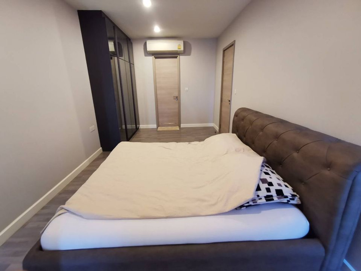 ให้เช่าคอนโดสยาม จุฬา สามย่าน : The Room Rama 4【𝐑𝐄𝐍𝐓】🔥ดีไซน์ห้องเน้นโทนน้ำตาลเข้มจับคู่ครีม เฟอร์กระจกและโลหะขัดเงาให้มิติแบบ Modern Classic🔥 ติดต่อไลน์ไอดี: @hacondo