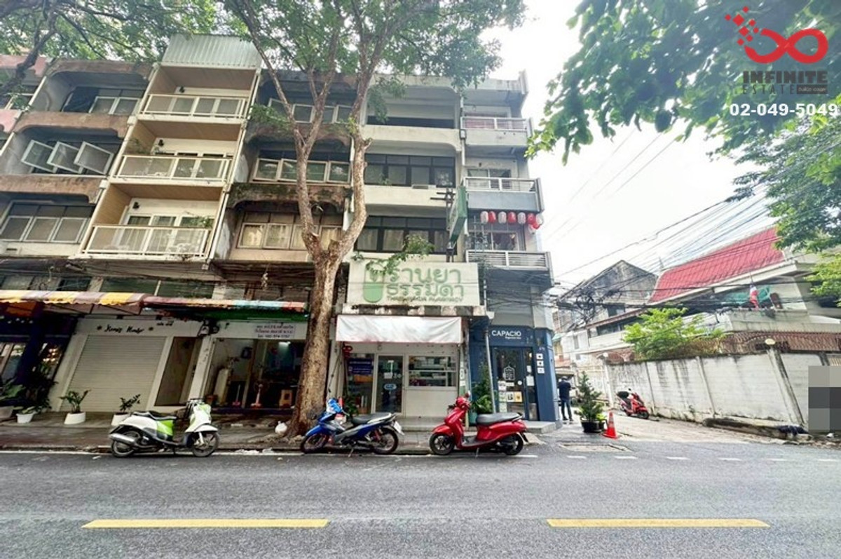 For SaleShop HouseSapankwai,Jatujak : Commercial building for sale, 4.5 floors, Vibhavadi Rangsit 3, near BTS–MRT Chatuchak.