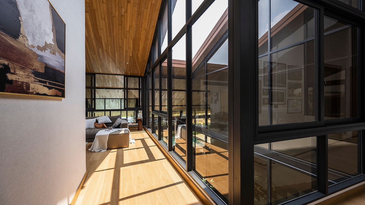 For SaleHousePattaya, Bangsaen, Chonburi : Wisdom First Residence Chonburi, luxury single-detached house. Pool villa style in the middle of Wisdom Valley, 1,400 rai with a large common area.