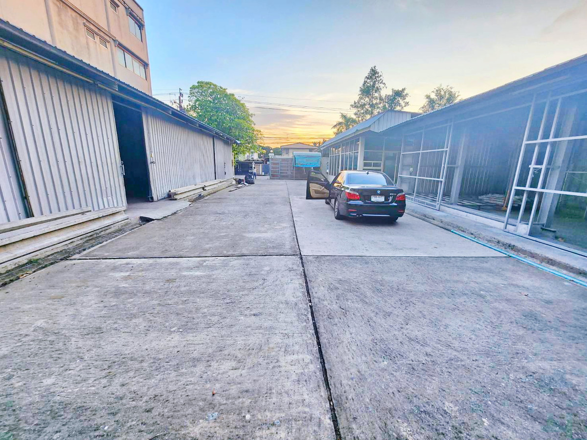 For RentWarehouseOnnut, Udomsuk : Cheapest once every 4years MRT Srinakarin38 1.8km. Seacon 470 sq.m Warehouse for rent