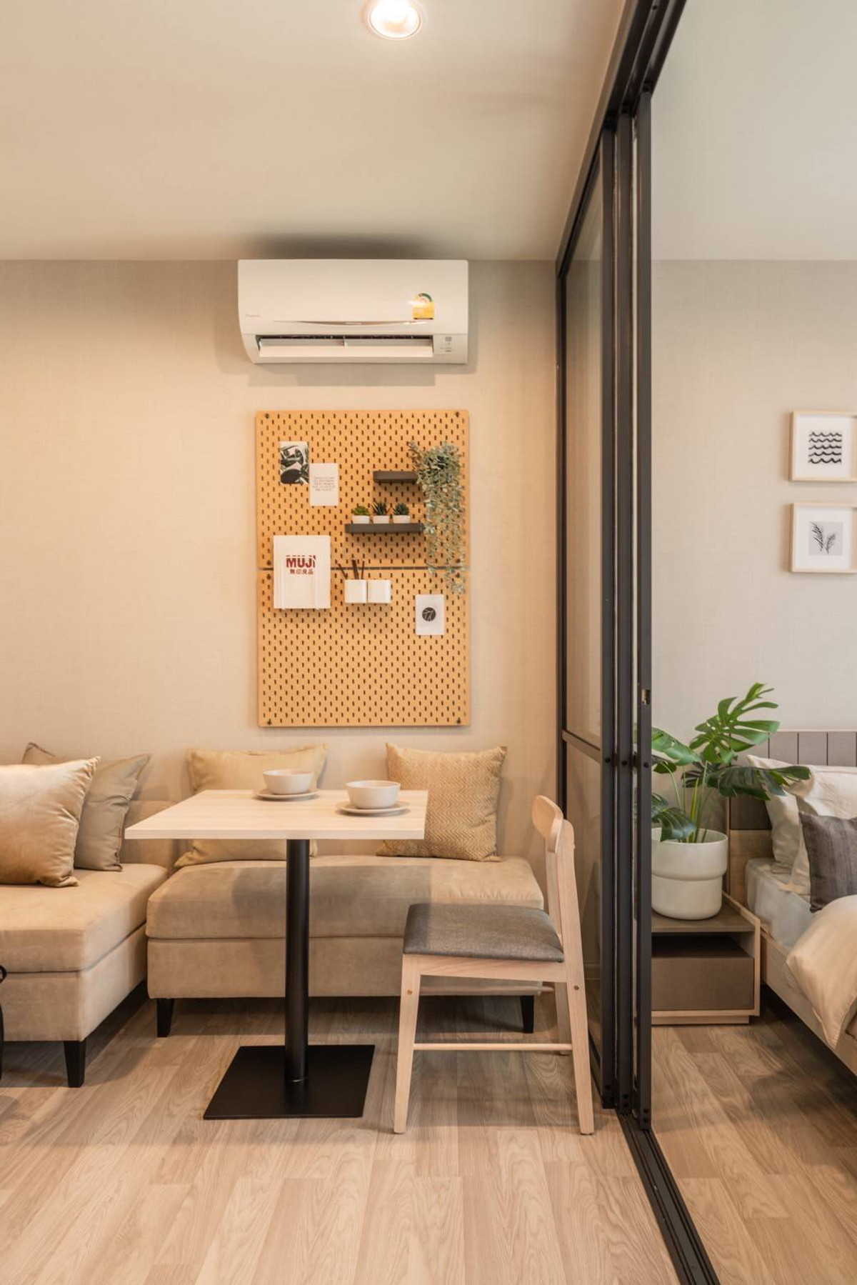 For RentCondoBangna, Bearing, Lasalle : Newly decorated room, renovated, very beautiful, for rent 1 bedroom, 1 bathroom, Ideo Mobi Sukhumvit East Point.