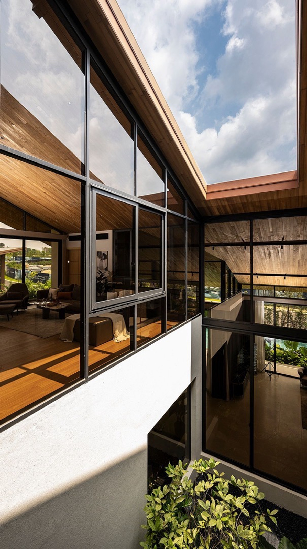 For SaleHousePattaya, Bangsaen, Chonburi : Wisdom First Residence Chonburi, luxury single-detached house. Pool villa style in the middle of Wisdom Valley, 1,400 rai with a large common area.