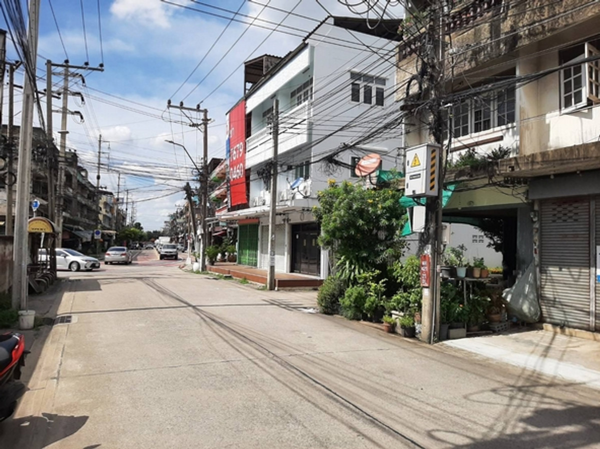 For RentShop HouseBang kae, Phetkasem : Commercial building for rent, 3 floors, enter Soi Ma Charoen 1. Only 280 meters from the main Phetkasem Road, suitable for opening a company or doing business.