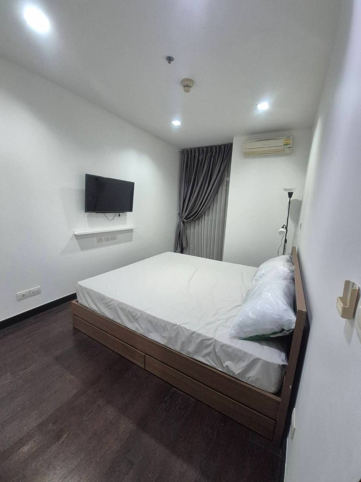 For RentCondoRatchathewi,Phayathai : Ideo Q Phayathai【𝐑𝐄𝐍𝐓】🔥Every corner is built-in and neat, using wood and metal materials in a balanced way, giving a simple yet stylish and luxurious feel.🔥 Contact Line ID: @hacondo