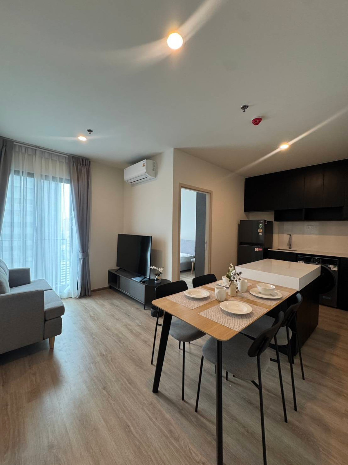 For RentCondoRama9, Petchburi, RCA : Nue Distric R9 Condo next to MRT Rama9, very good location, near MRT, central, available for rent, 2 bedrooms.