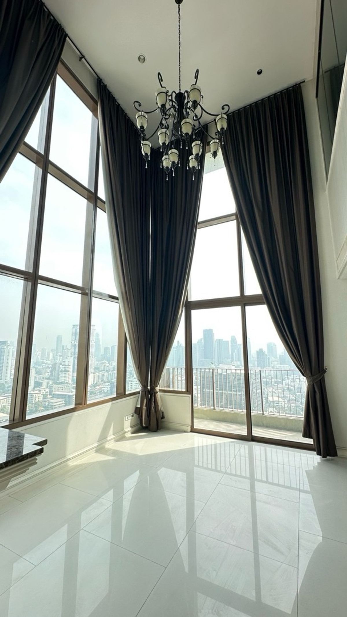 ขายคอนโดสุขุมวิท อโศก ทองหล่อ : ✨ The Emporio Place – Sukhumvit 24 ✨
special unit 2Bed duplex 135 sqm high floor 26.5 MB