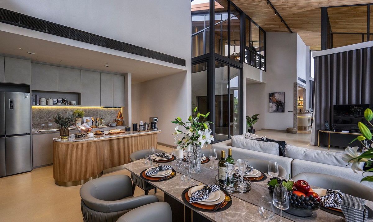 For SaleHousePattaya, Bangsaen, Chonburi : Wisdom First Residence Chonburi, luxury single-detached house. Pool villa style in the middle of Wisdom Valley, 1,400 rai with a large common area.