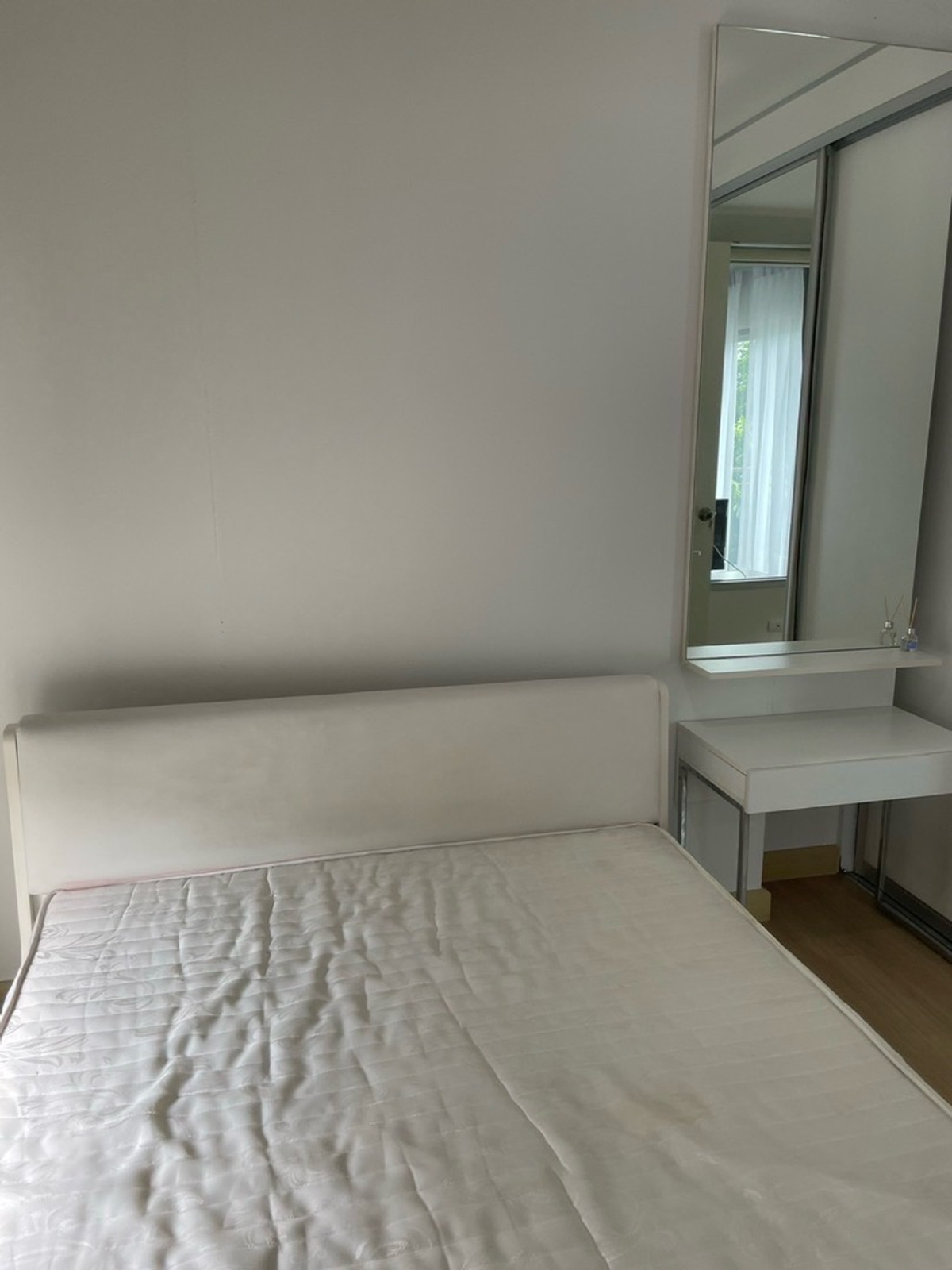 For SaleCondoBangna, Bearing, Lasalle : Urgent sale! The Parkland Srinakarin Lakeside Condo, near the Yellow Line.