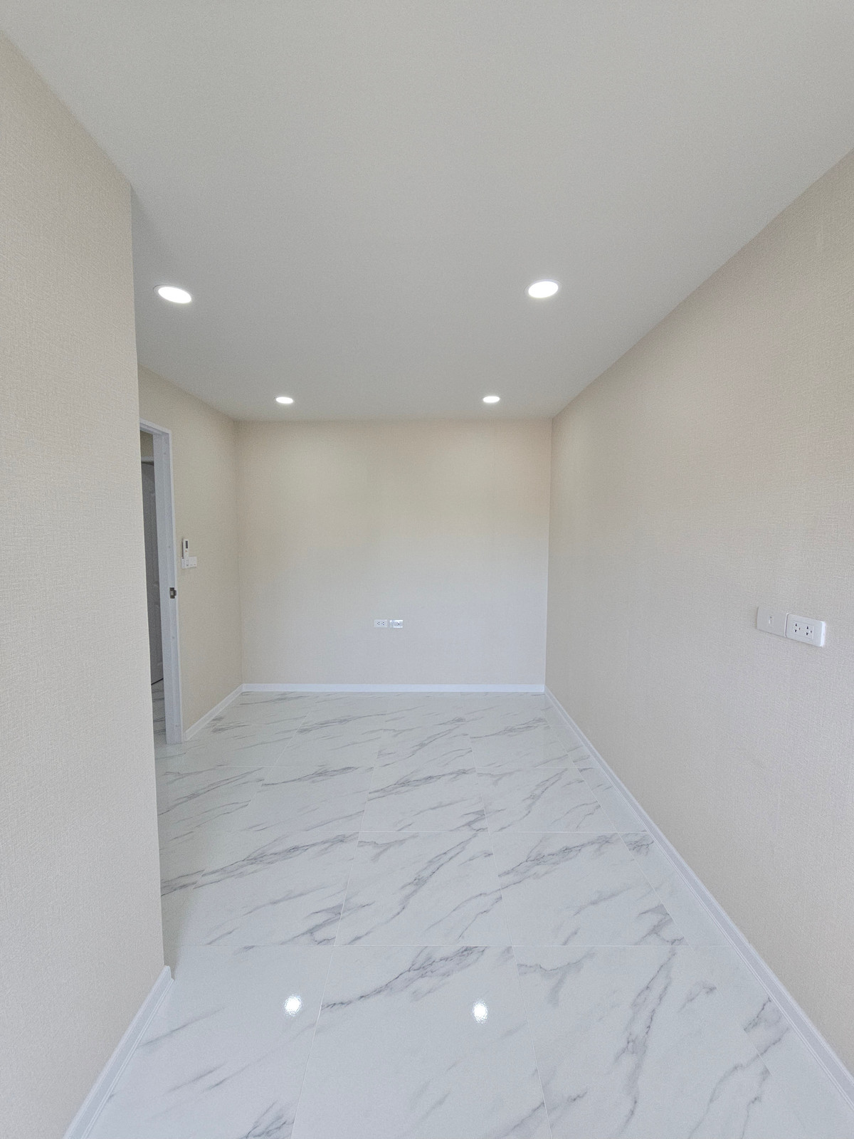 ขายคอนโดสาทร นราธิวาส : FQ ขายคอนโด Sathorn Suites Condominium ราคา 4,500,000 บาท [MKs251107]