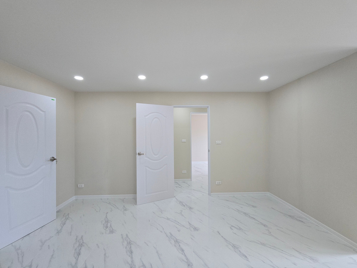 ขายคอนโดสาทร นราธิวาส : FQ ขายคอนโด Sathorn Suites Condominium ราคา 4,500,000 บาท [MKs251107]