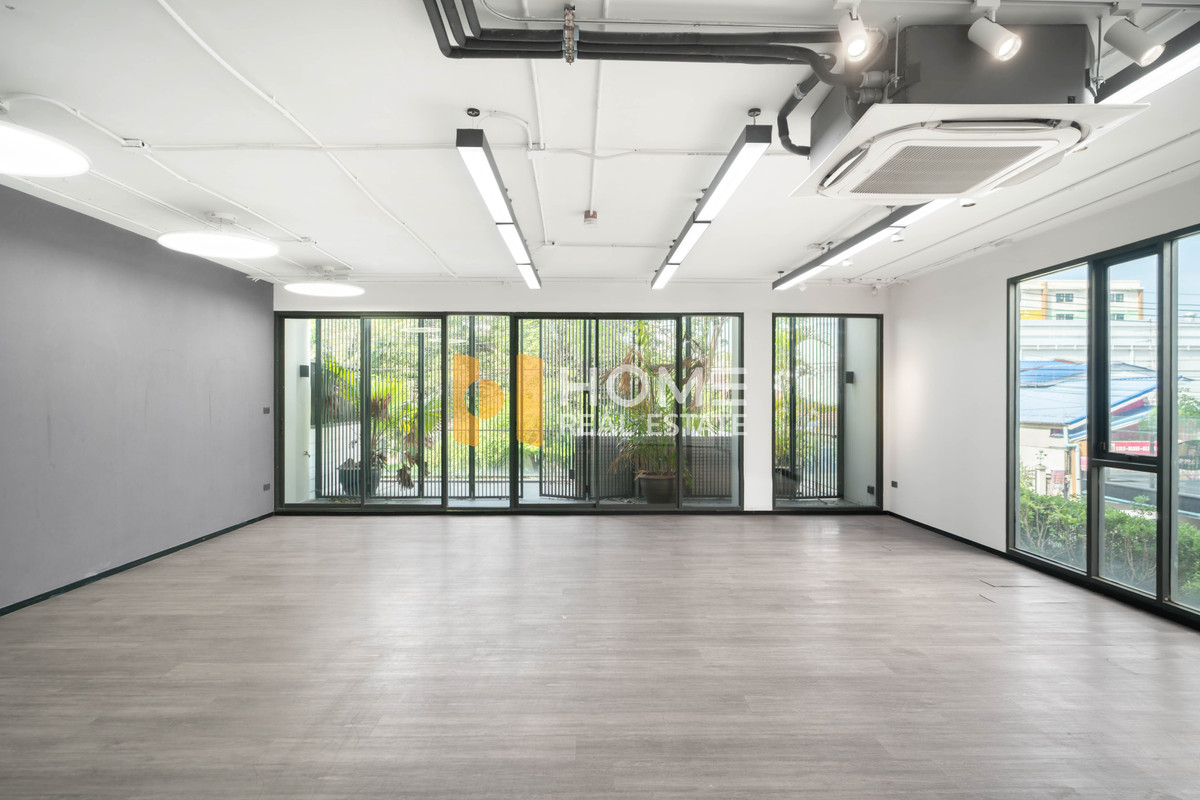 For RentPattanakan, Srinakarin : 🏡 Home office near The Nine Rama 9 📍 The Element Rama 9 🏡 The Element Rama 9 / parking for 6 cars (FOR RENT) PALM881